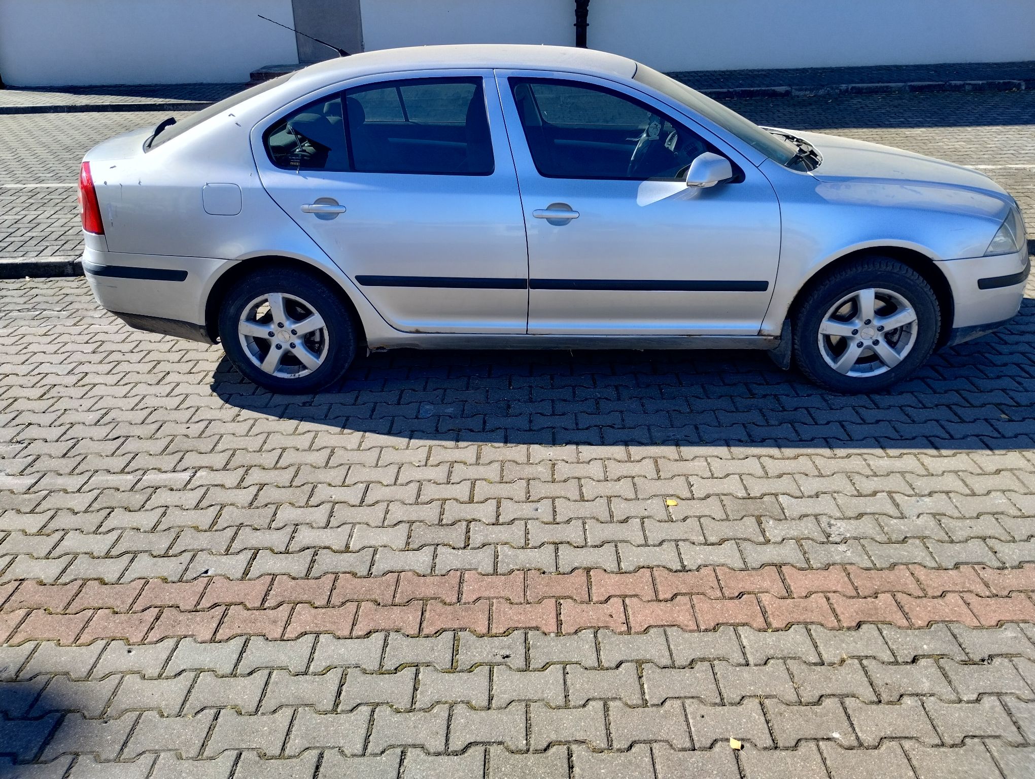 prawy bok pojazdu ze śladami korozji na progu