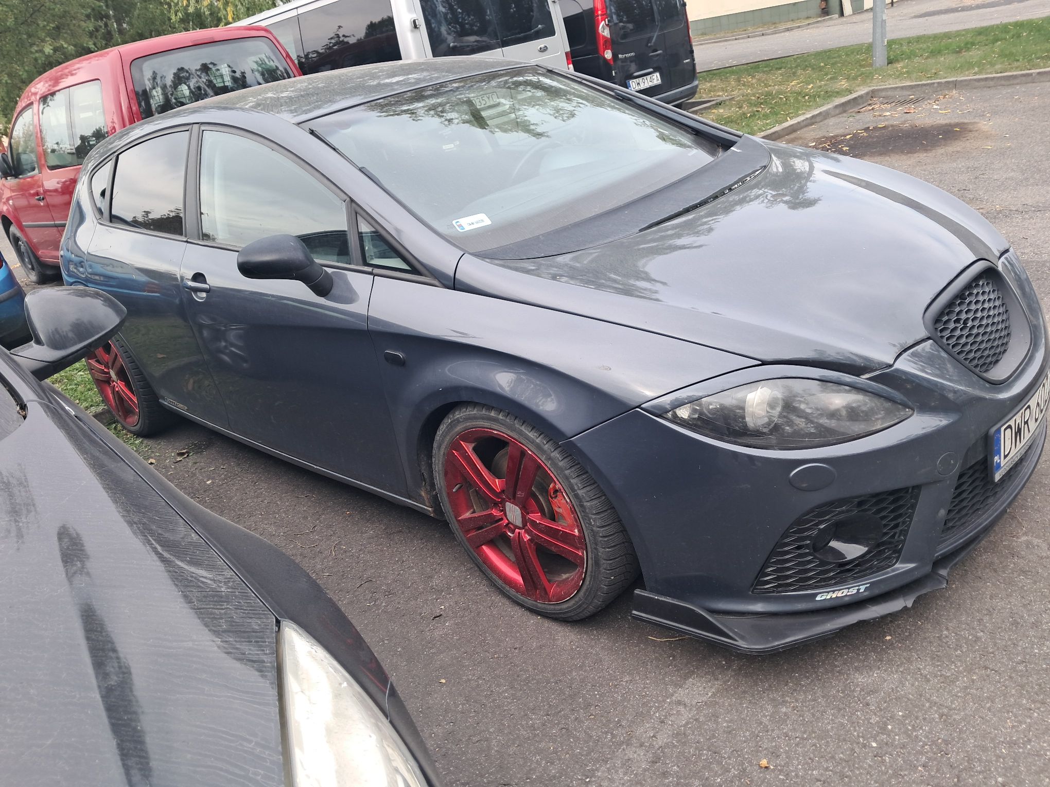 Zdjęcie przedstawia prawą stronę samochodu seat leon