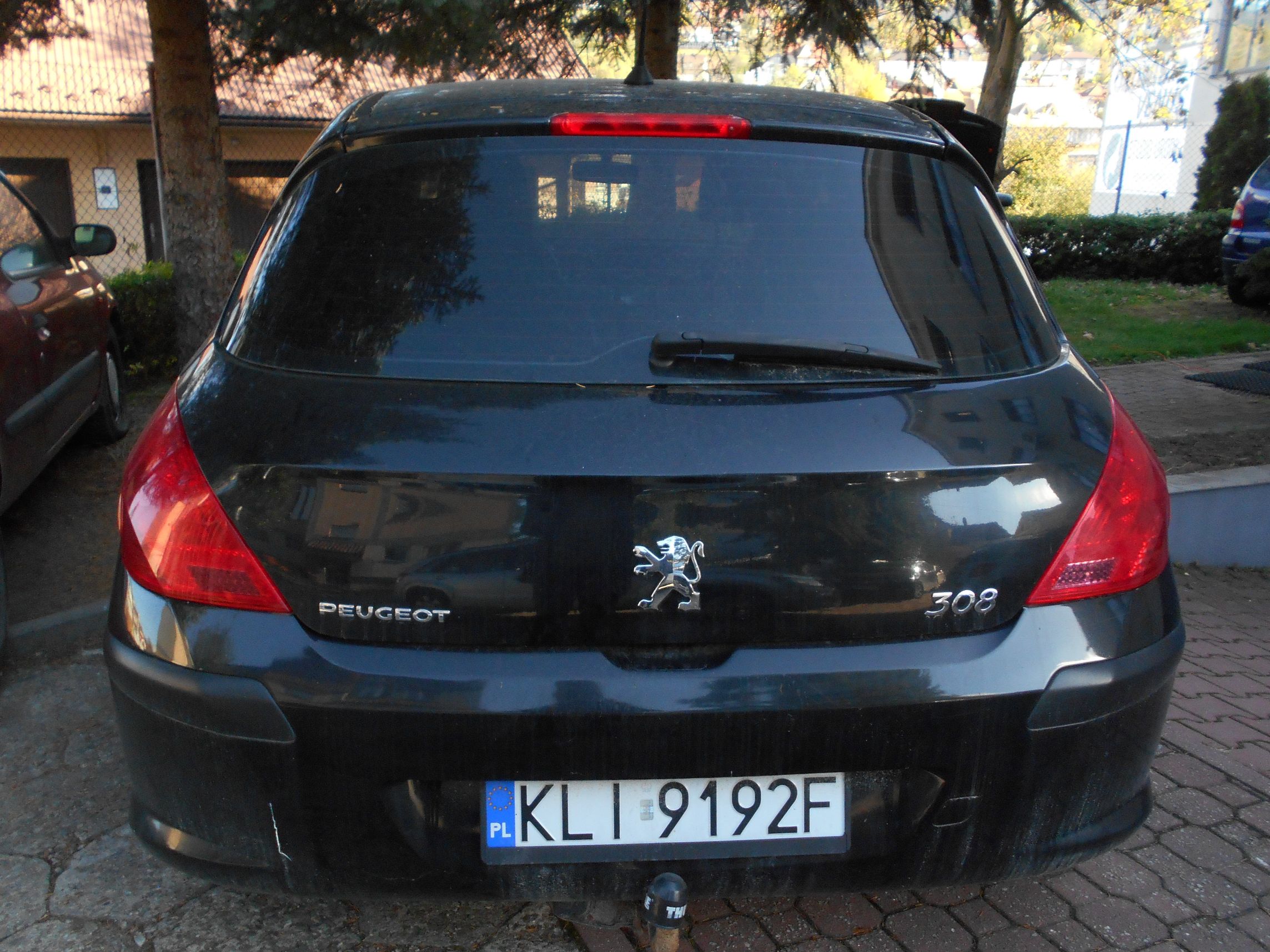 Czarne auto marki Peugeot 308.
