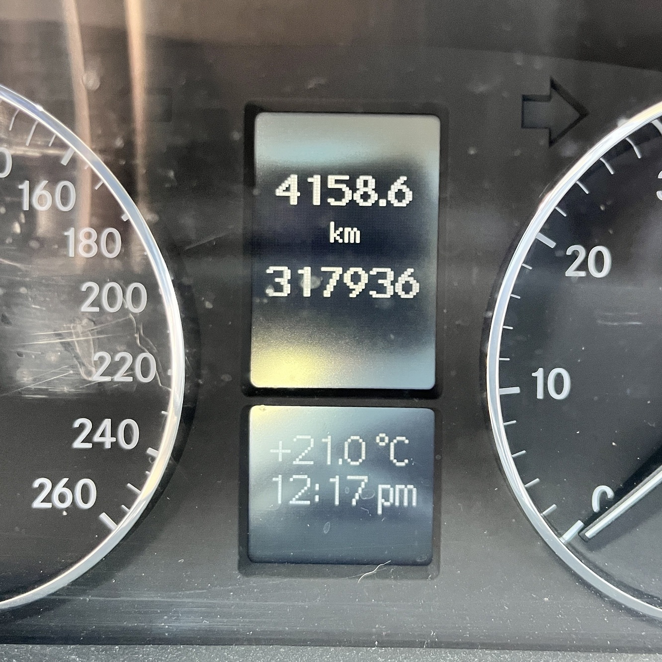 Wyświetlacz cyfrowy samochodu pokazujący przebieg 317936 km i dystans podróży 4158.6 km.