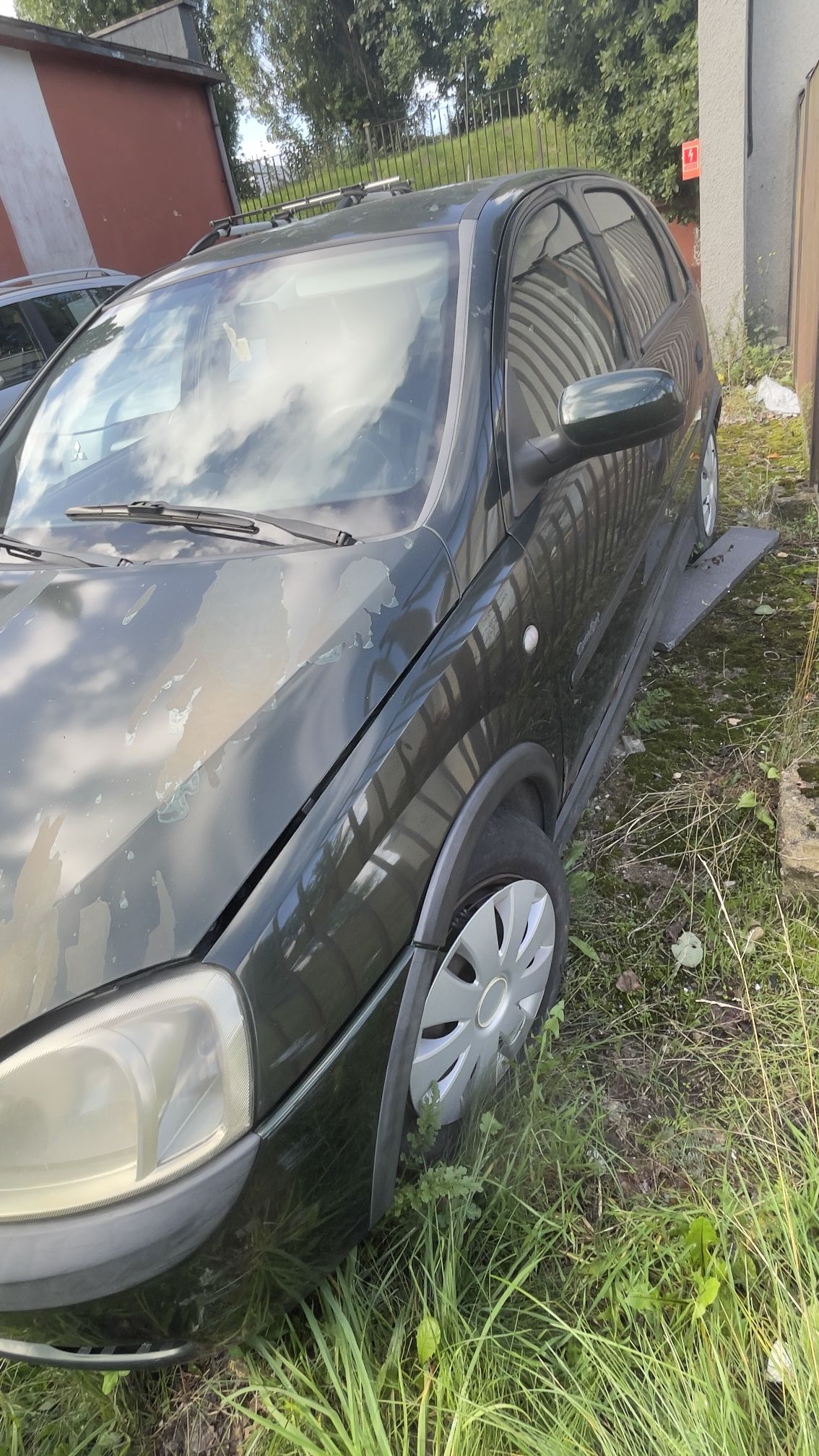 Lewy bok - przód samochodu Opel Corsa