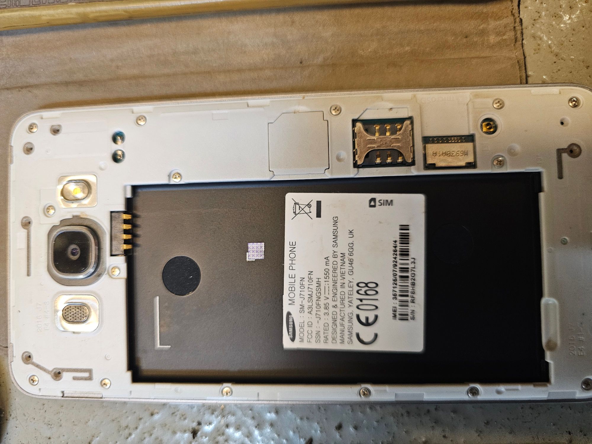 Telefon Samsung Galaxy J7 - zdjęcie 2