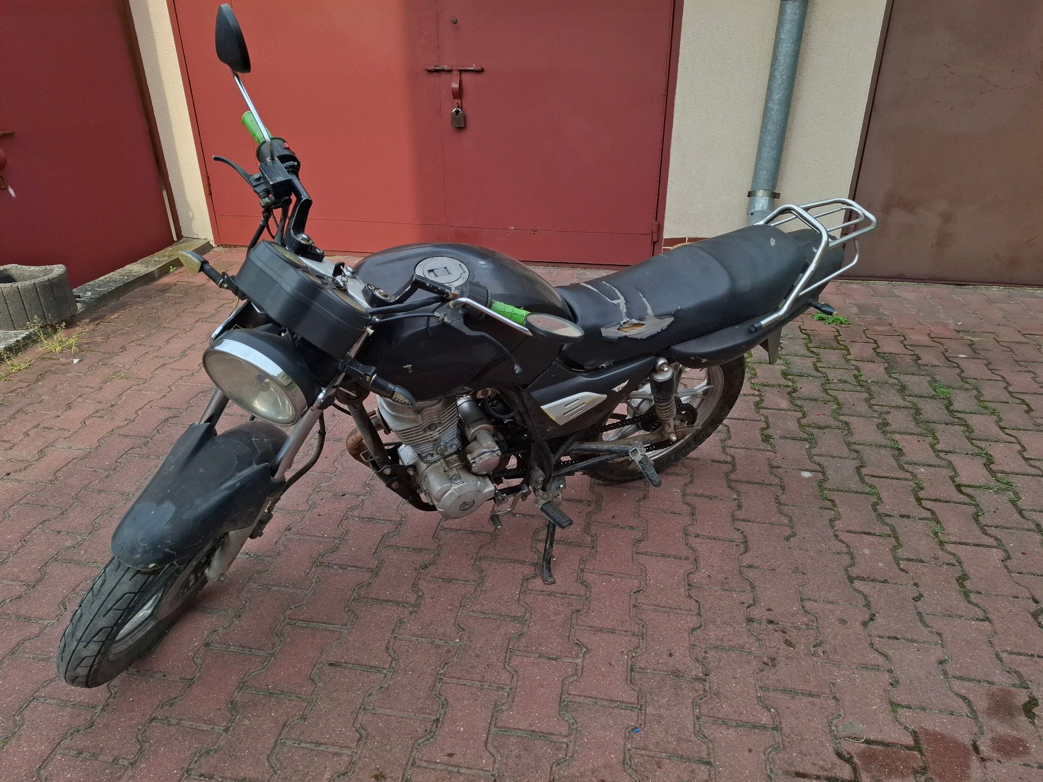 Zdjęcie motoroweru z prawej strony