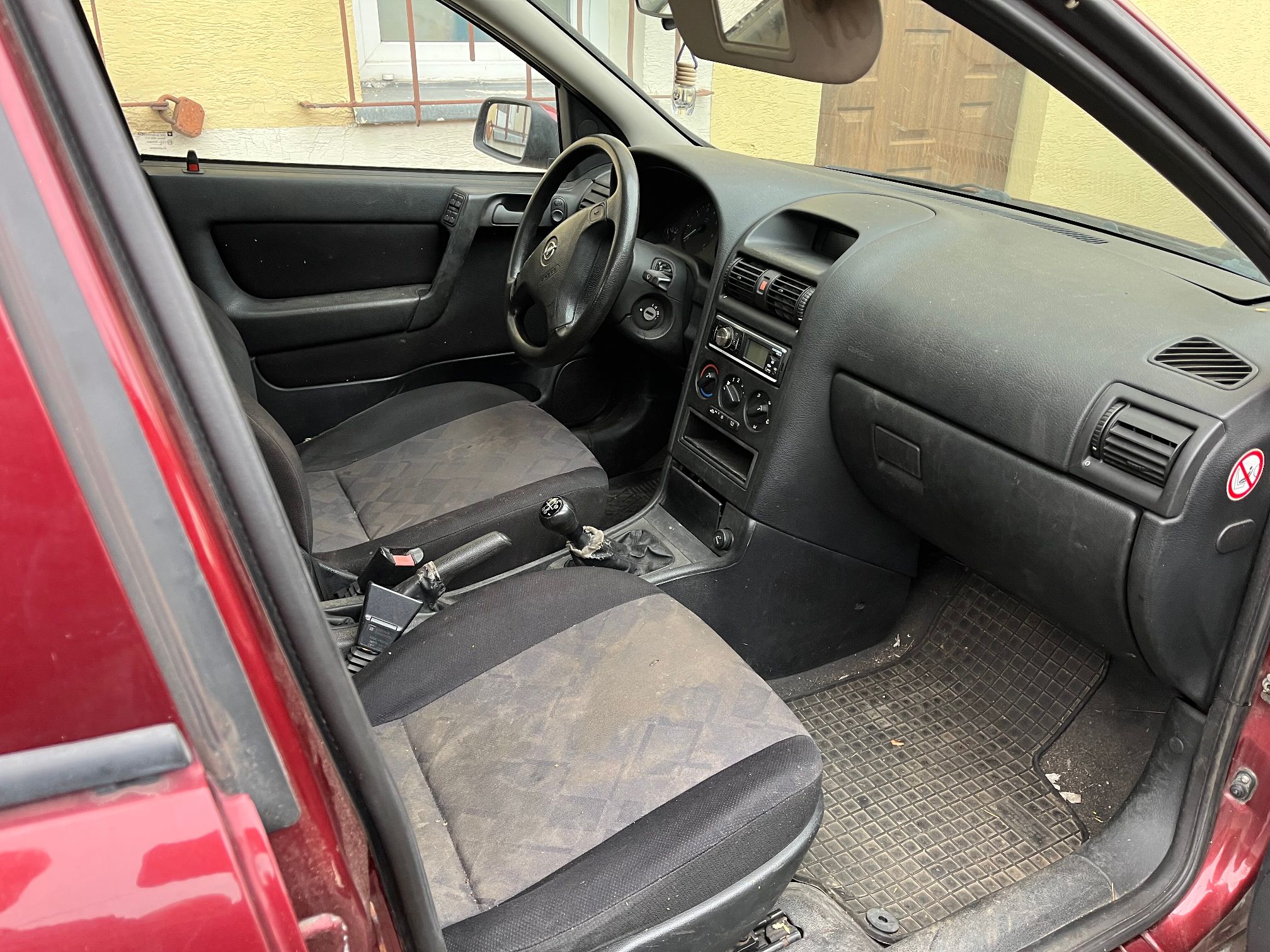 Wnętrze mocno zabrudzone i znacznym stopniu zużyte.