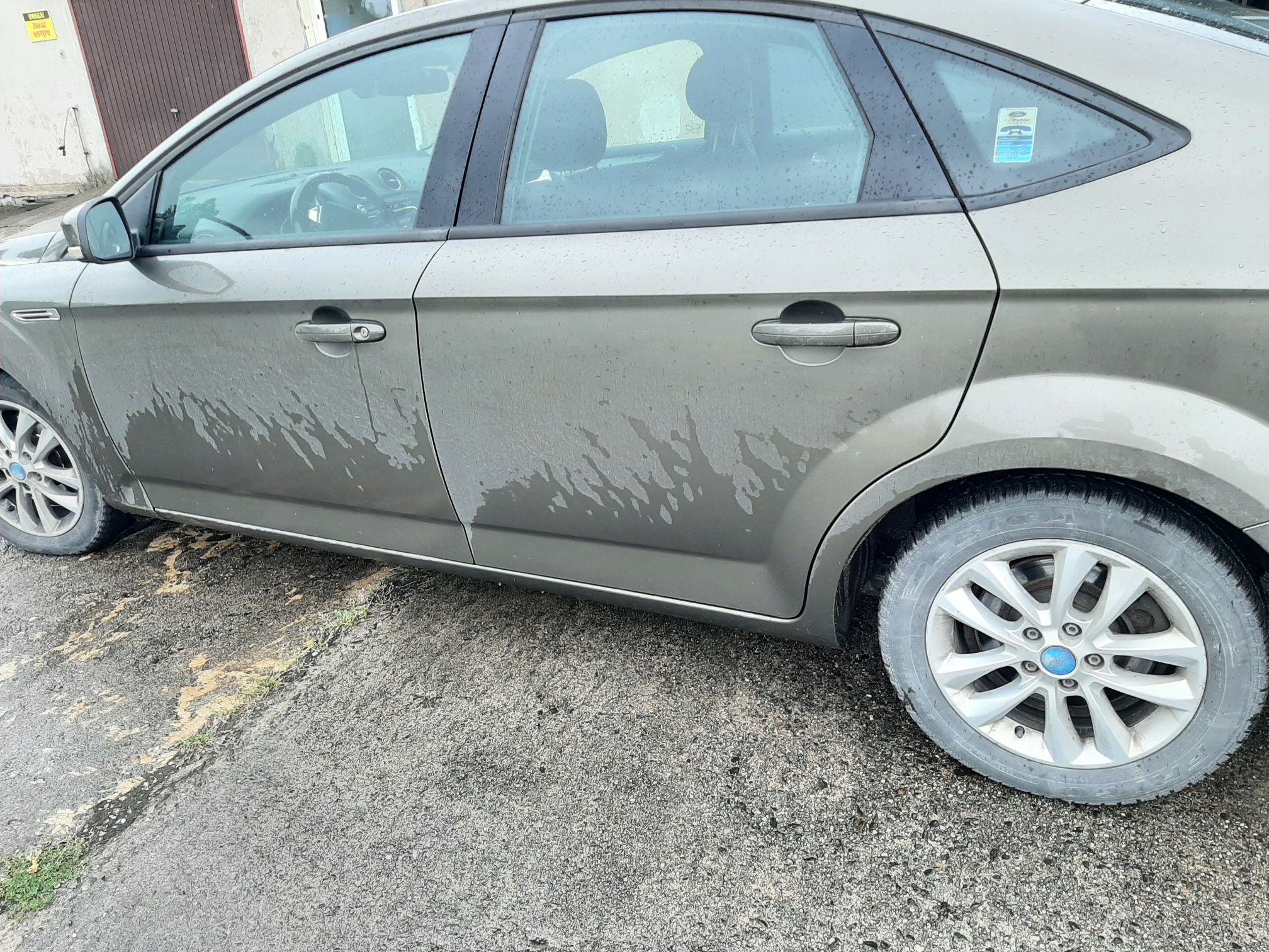 Samochód osobowy Ford Mondeo w kolorze szarym, lewa strona pojazdu