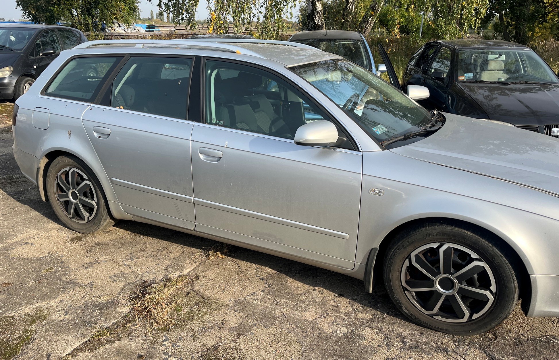 Srebrne Audi A4 Avant widoczne z profilu, wyposażone w relingi dachowe oraz czarno-srebrne alufelgi.