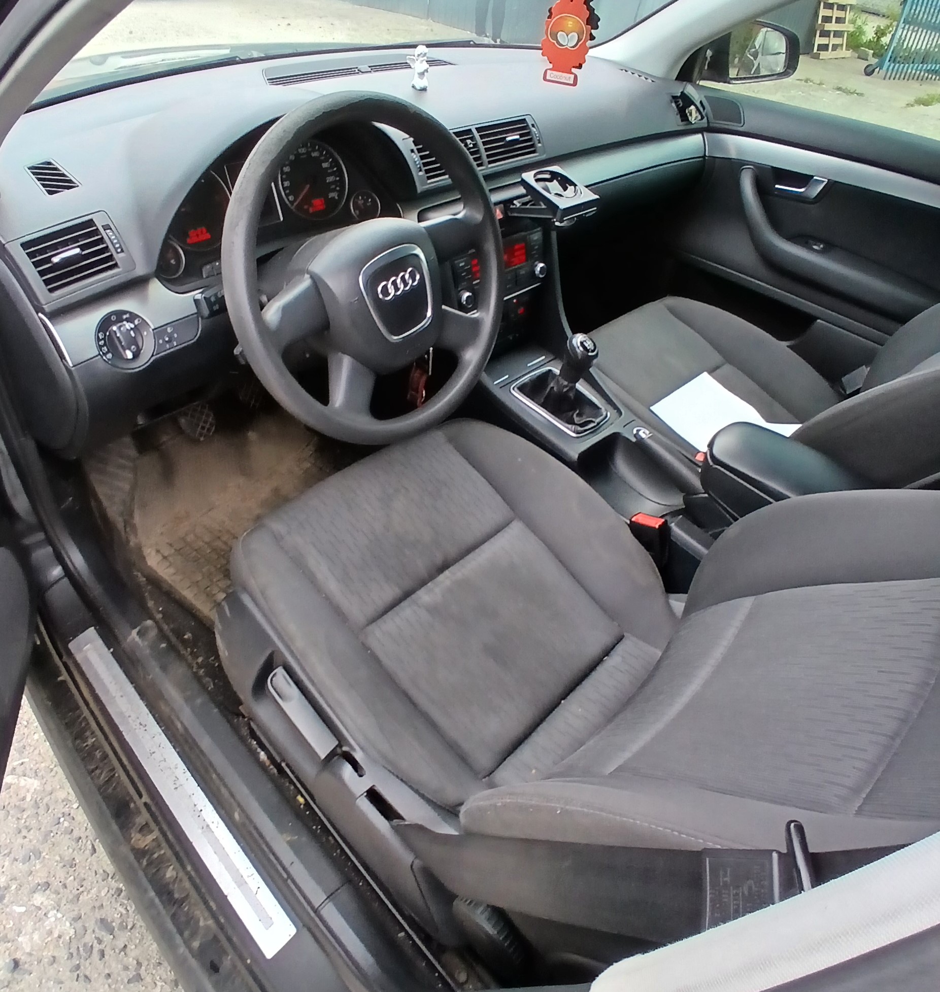 Wnętrze Audi A4 z widocznymi zabrudzeniami tapicerki