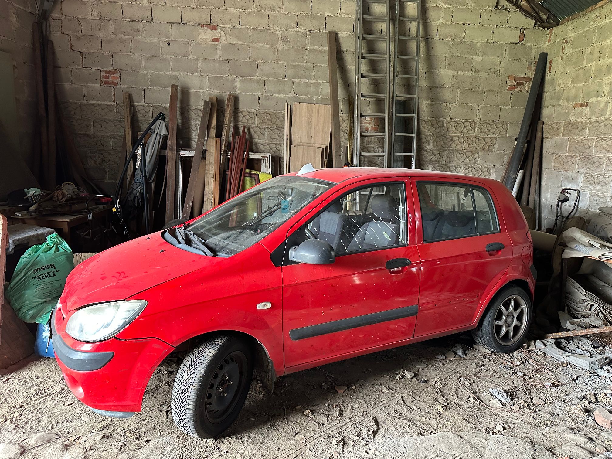 Hyundai Getz ujęty z ukosa od strony przedniego lewego reflektora.
