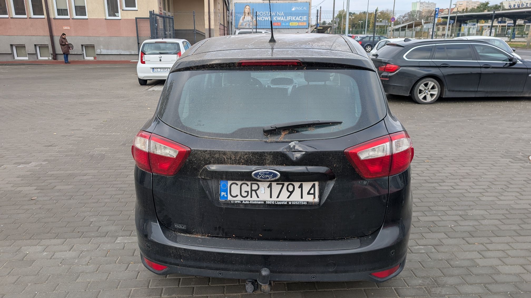tył pojazdu , widoczne wgniecenie klapy bagażnika