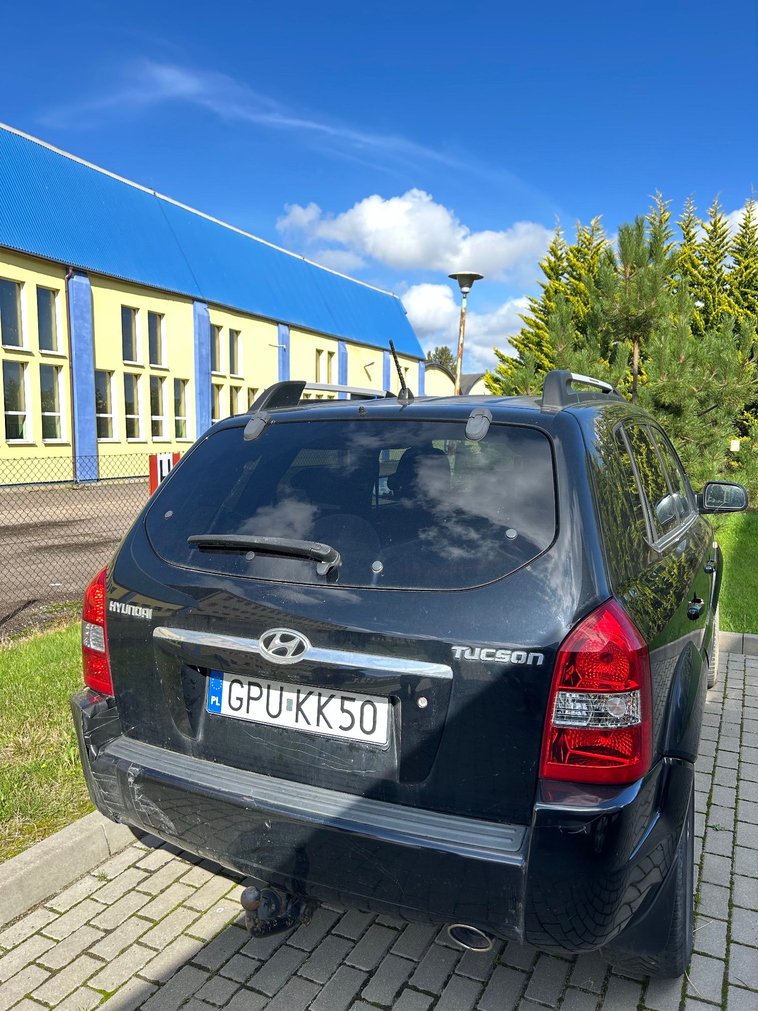 Tył samochodu koloru czarnego.
