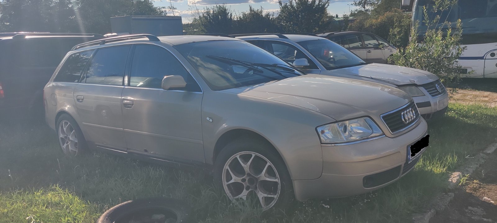 Prawy bok samochodu osobowego marki Audi koloru beżowego.