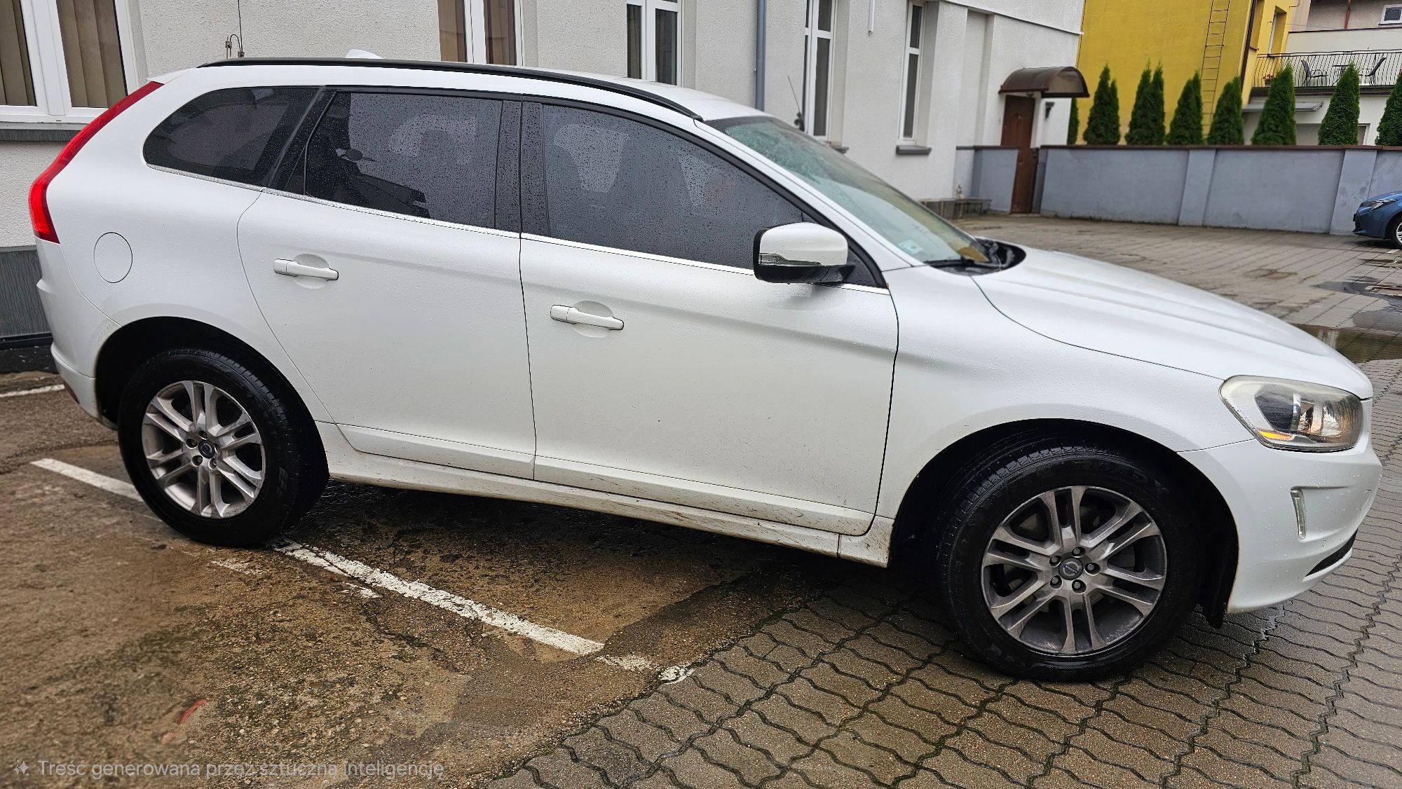 Volvo XC60. kolor biały, widok prawej strony auta