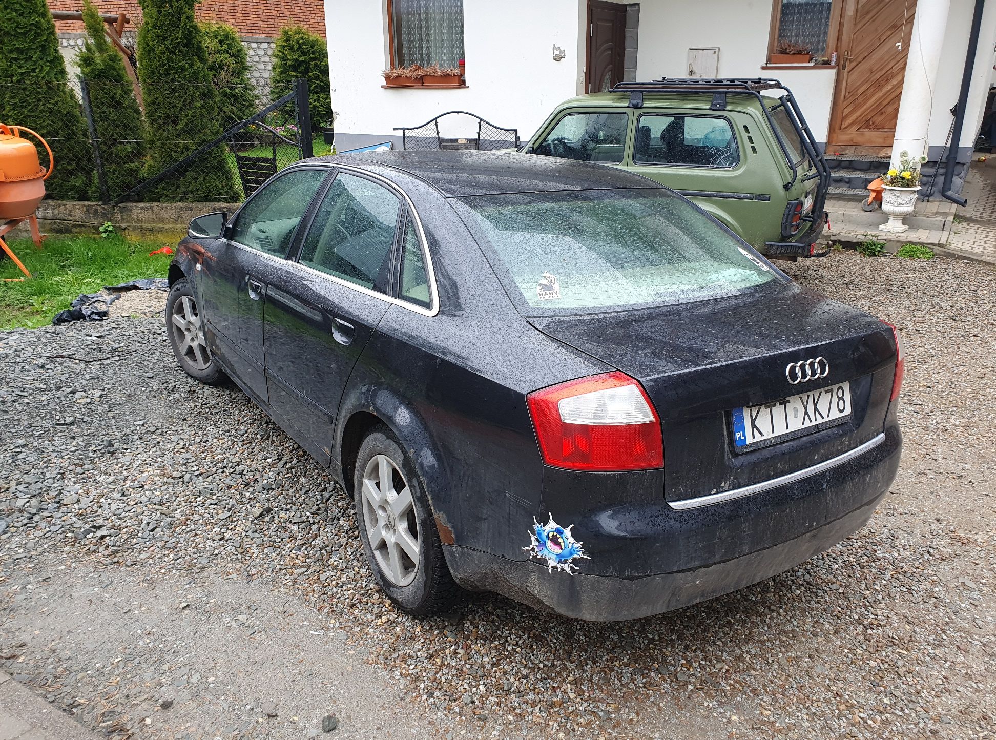 Audi A4 koloru granatowego lewy tył