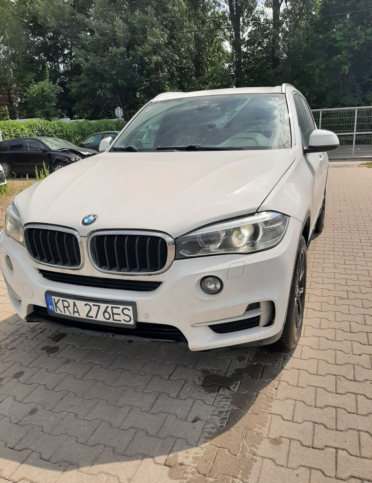 Biały SUV marki BMW przód pojazdu