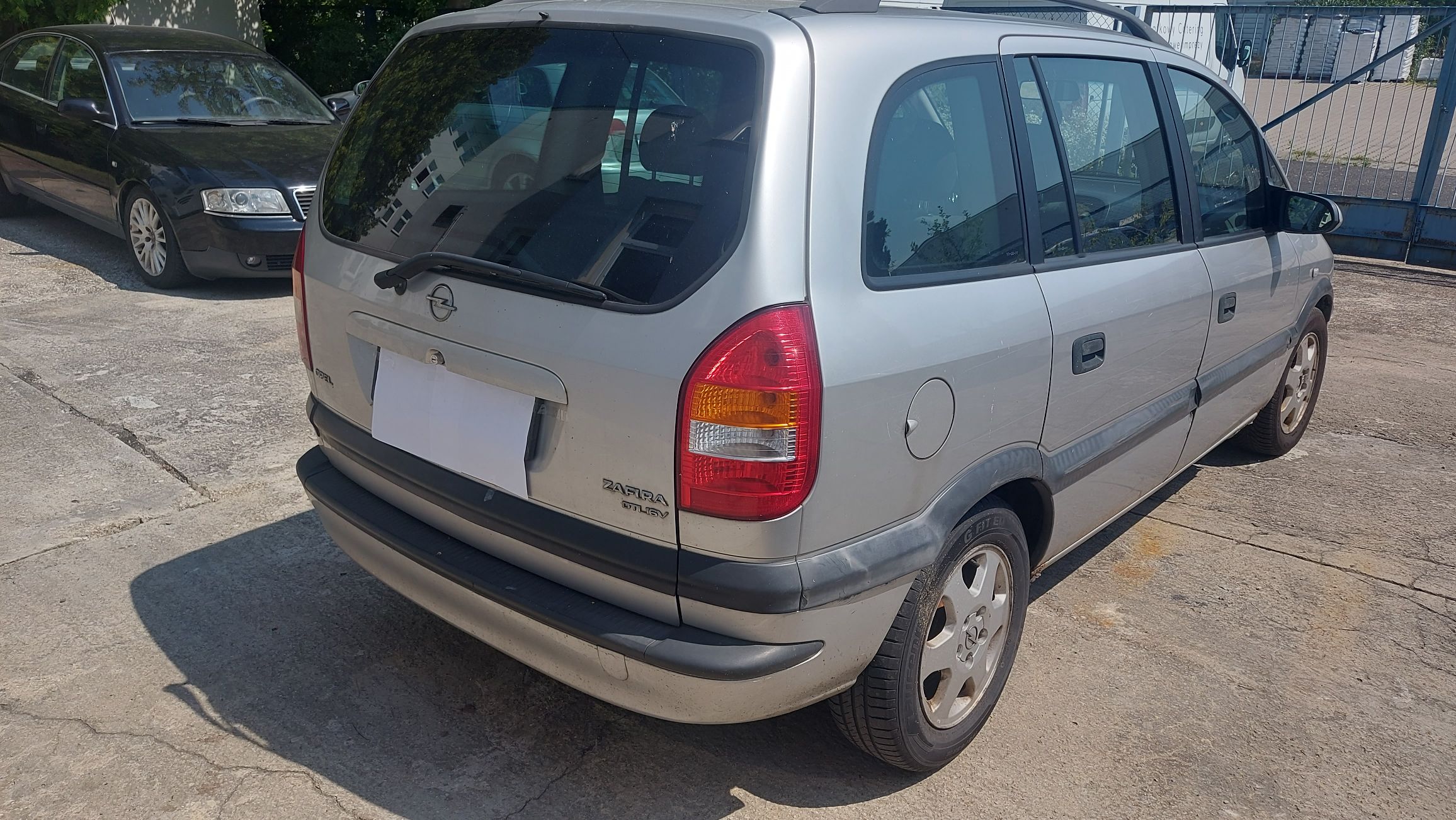 Srebrny Opel Zafira A, widok na tył i prawy bok pojazdu