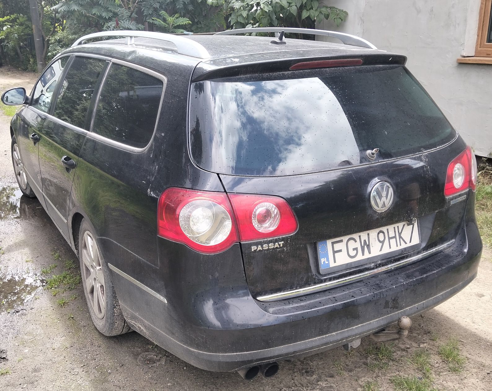 tył czarnego Volkswagena Passat, zamontowany hak, brak wycieraczek