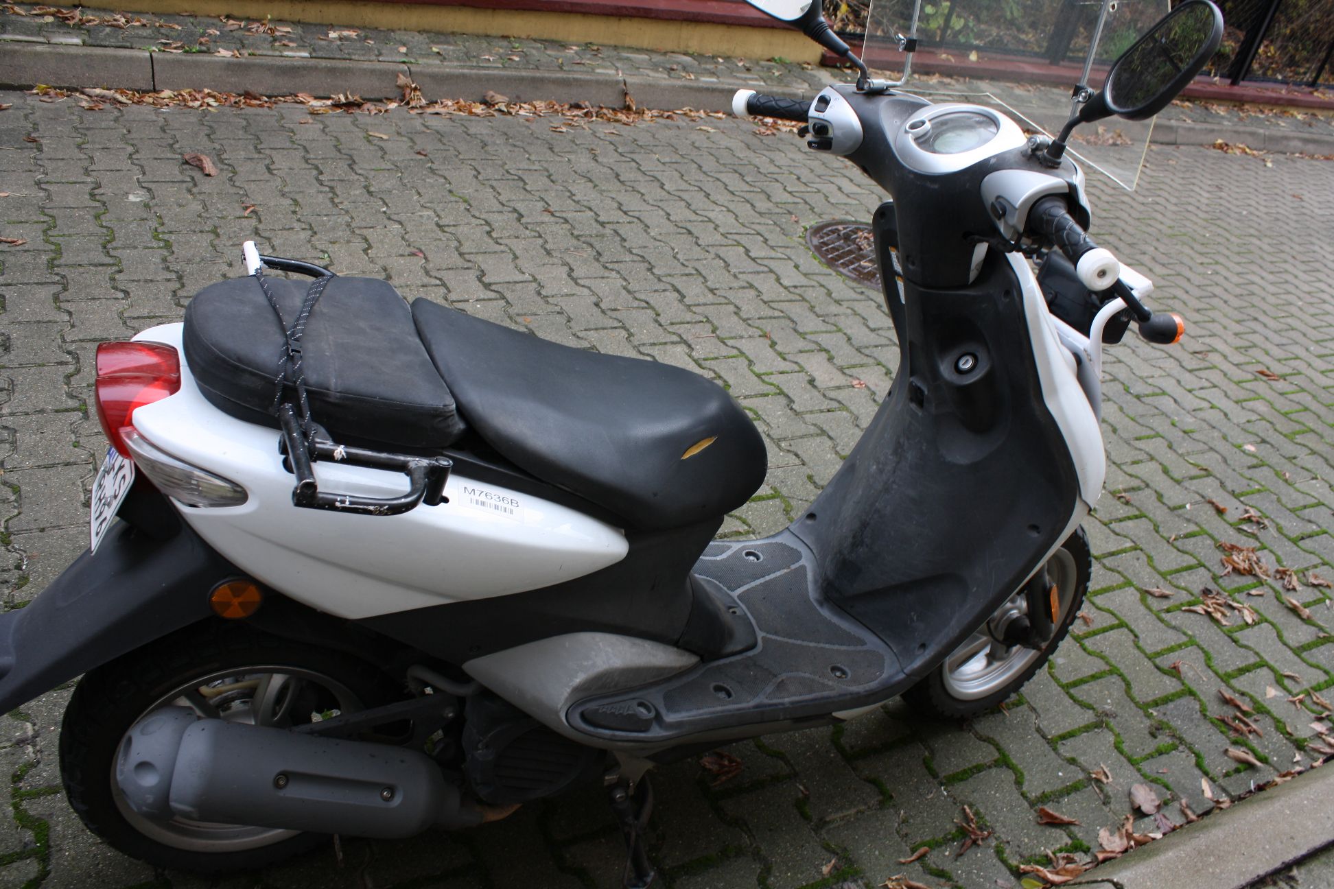 Widok na prawy bok motoroweru