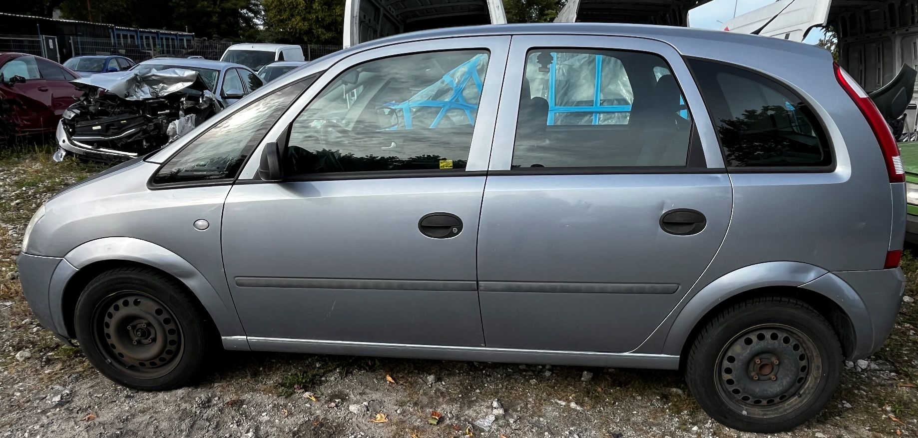 Zdjęcie OPLA MERIVA HATCHBACK widocznego z z lewej strony.