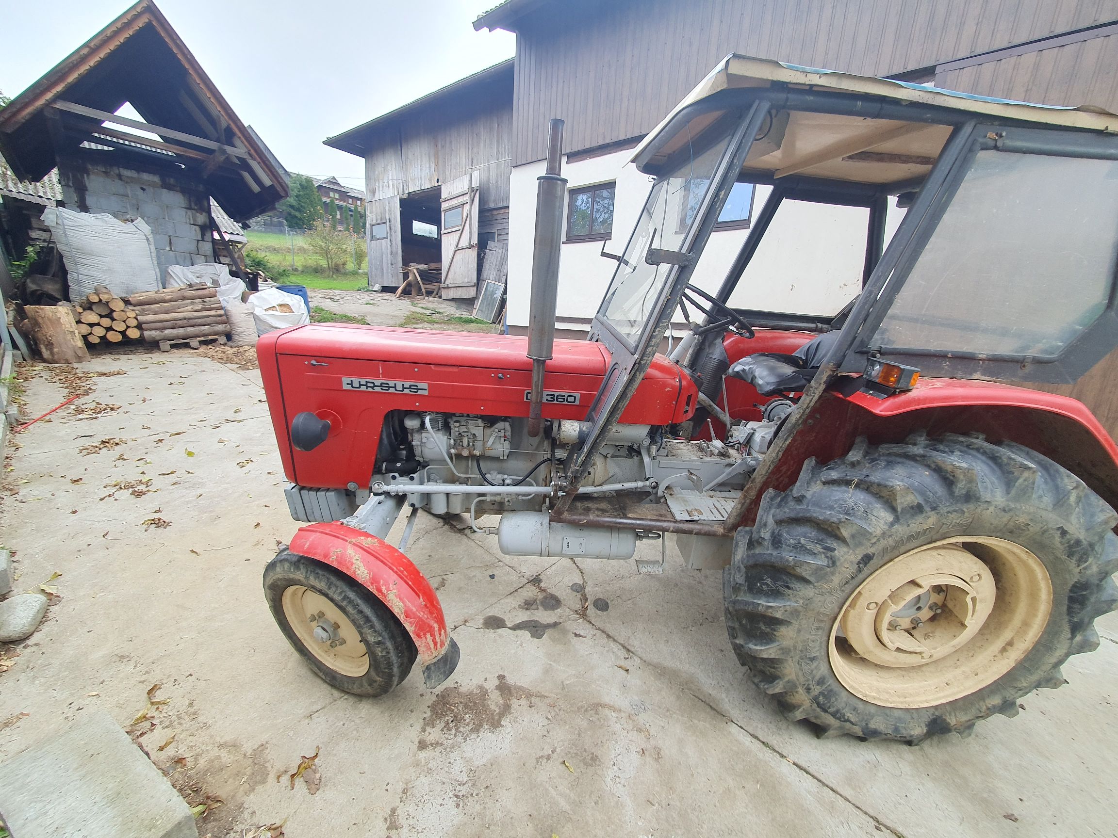 Ciągnik rolniczy Ursus C-360 koloru czerwonego lewa strona