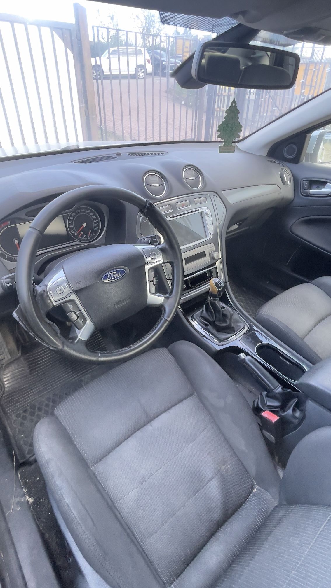 Środek - deska rozdzielcza samochodu Ford Mondeo