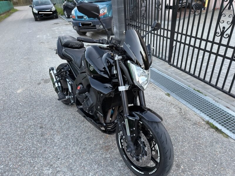 Motocykl Yamaha FZ 1 w kolorze czarnym o sportowej, dynamicznej sylwetce.