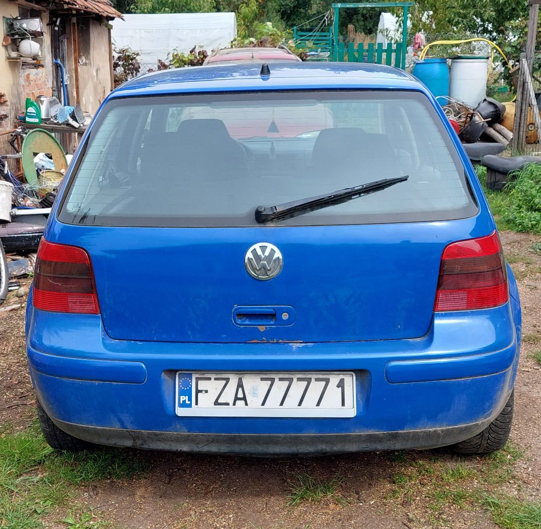 Tył niebieskiego Volkswagena Golf, widoczna korozja na klapie bagażnika.