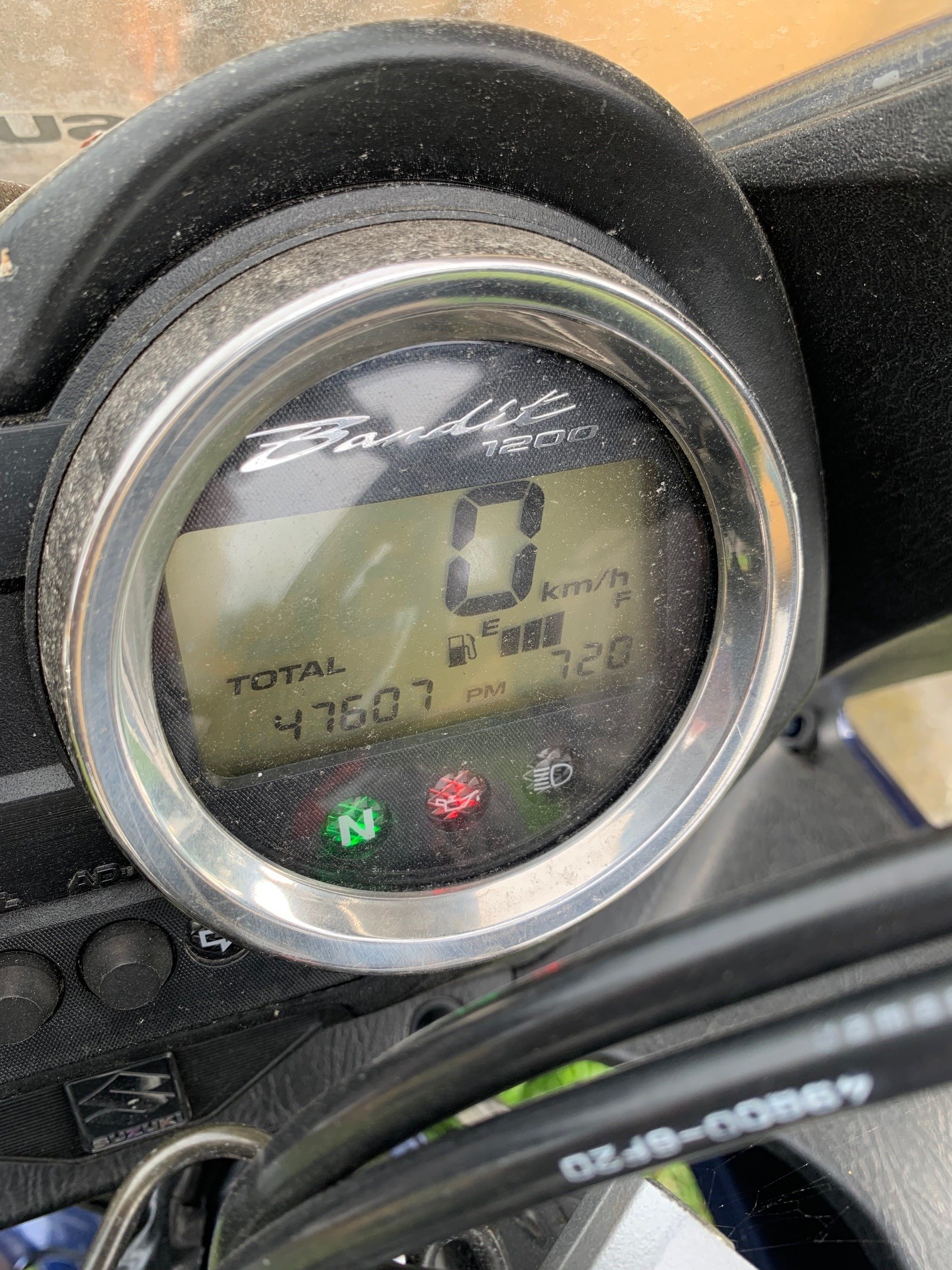 Licznik pojazdu z widocznym stanem drogomierza 47607 km