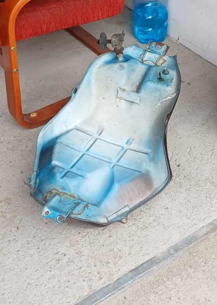 Zdjęcie zdemontowanych części motocykla.