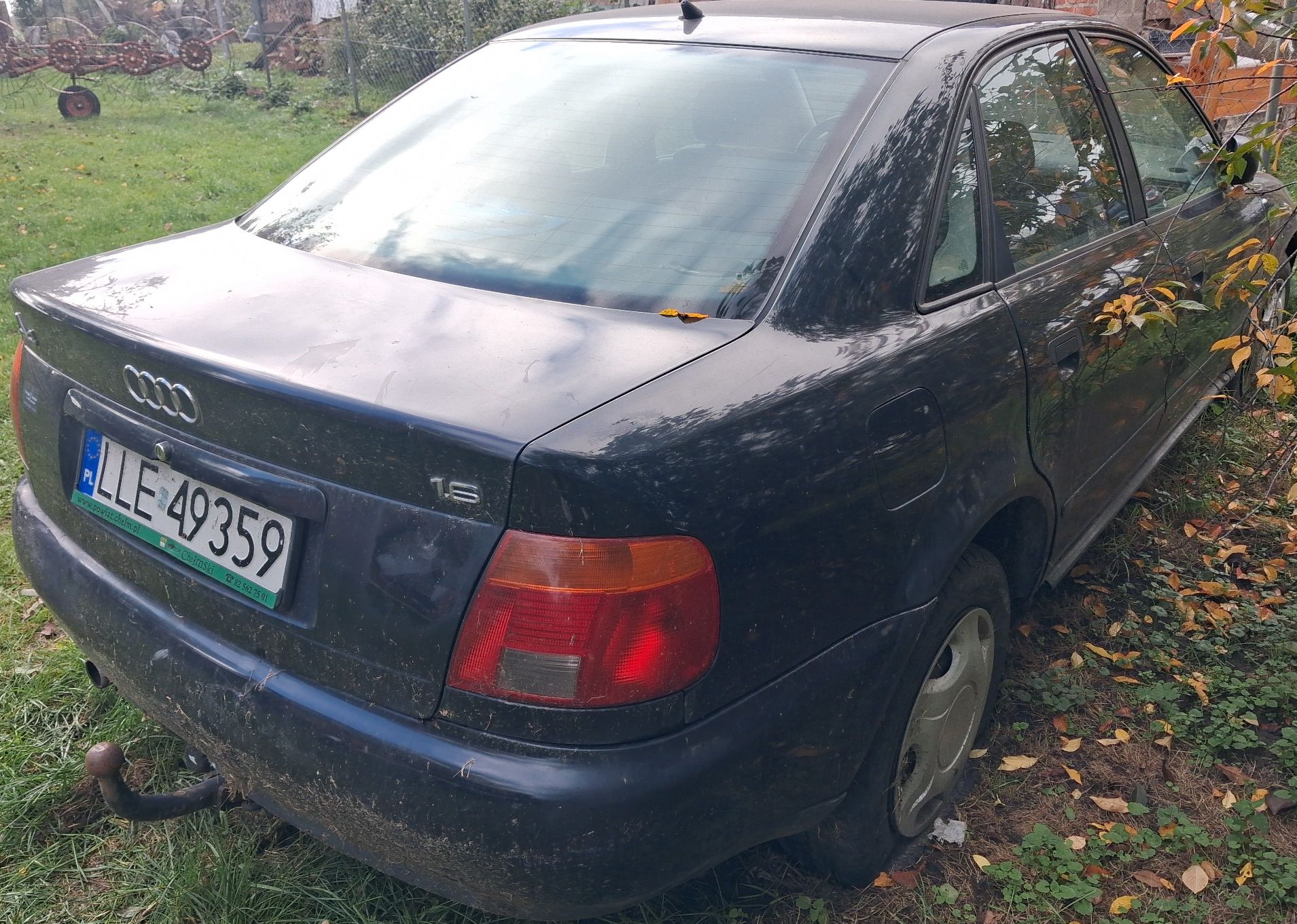 Samochód osobowy koloru granatowego marki Audi, widok tył