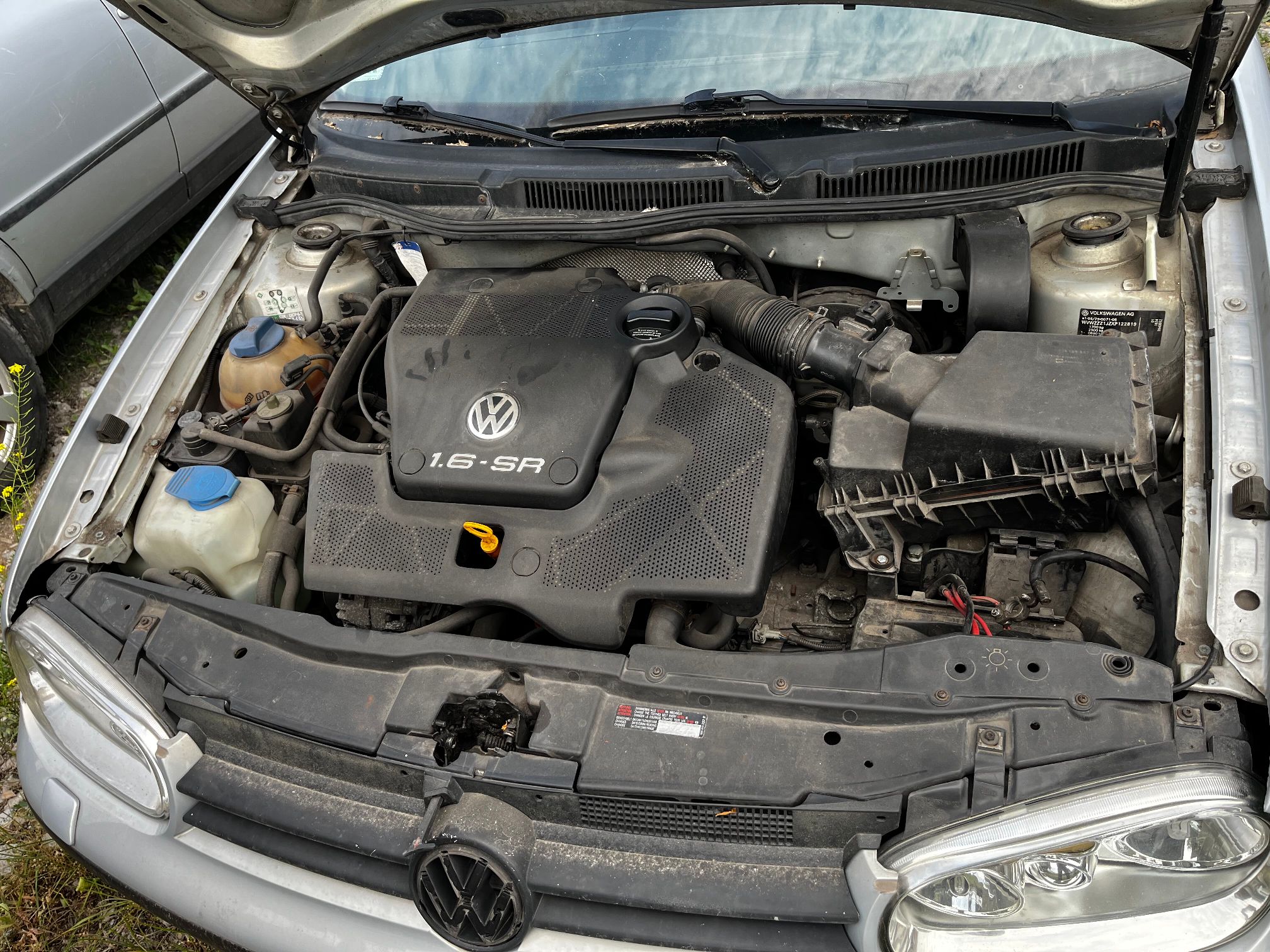 szary metalik Volkswagen Golf widoczny silnik