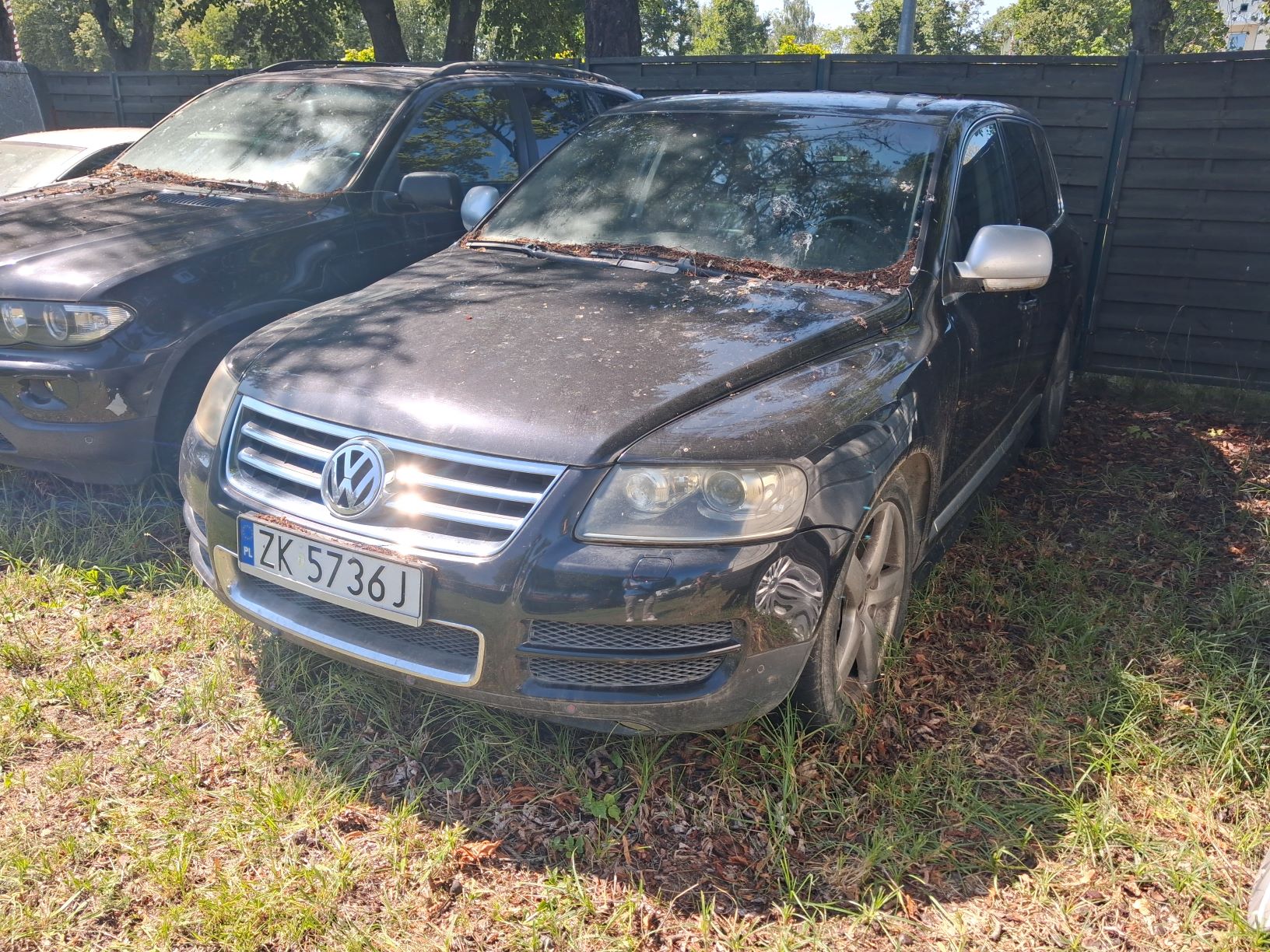 Czarny Volkswagen Touareg, widok na lewy przód.