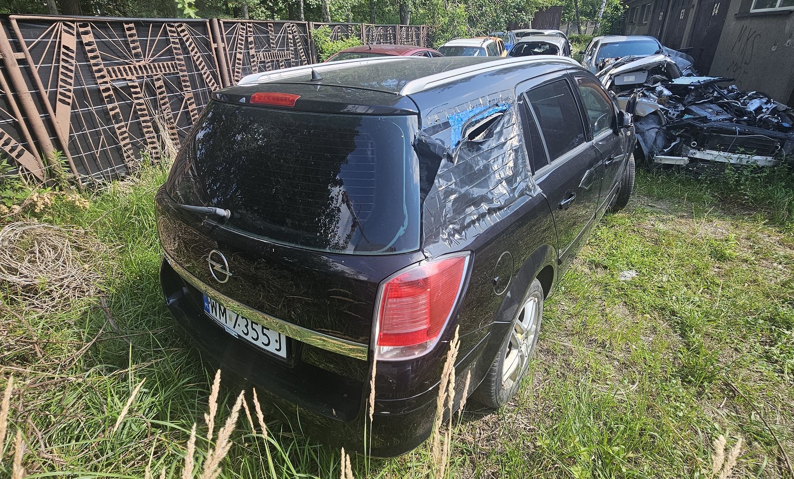Tył samochodu Opel Astra.