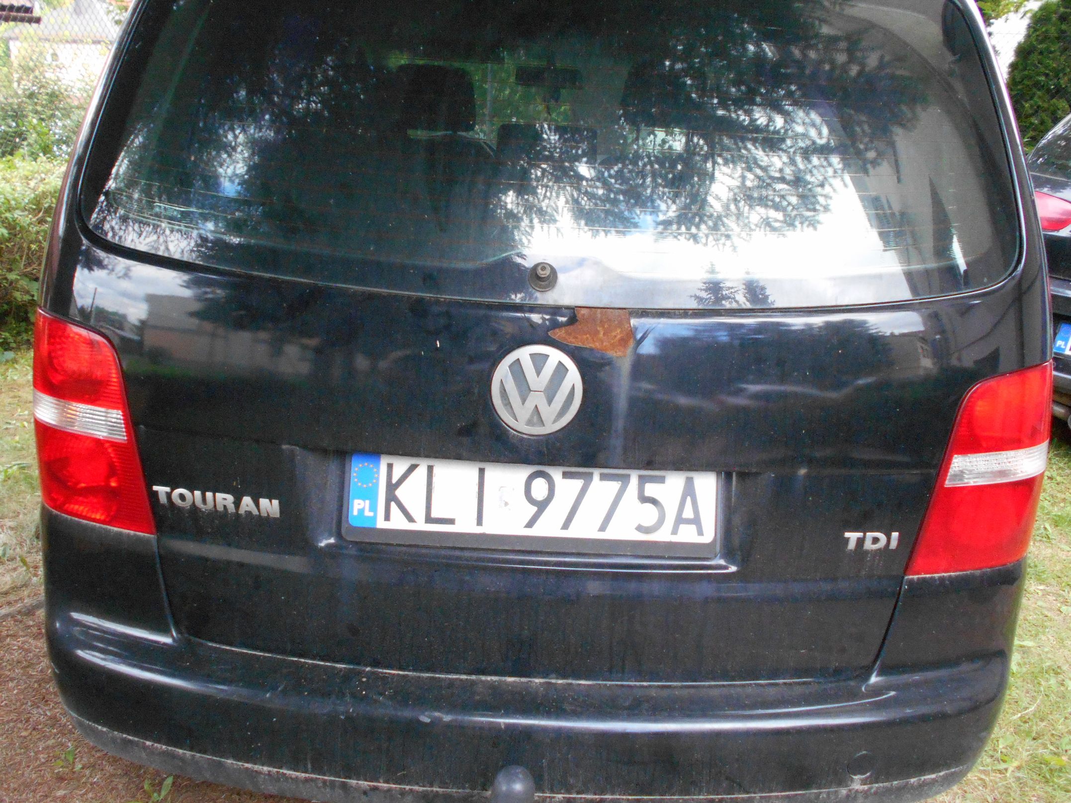 Tył czarnego samochodu Volkswagen Touran