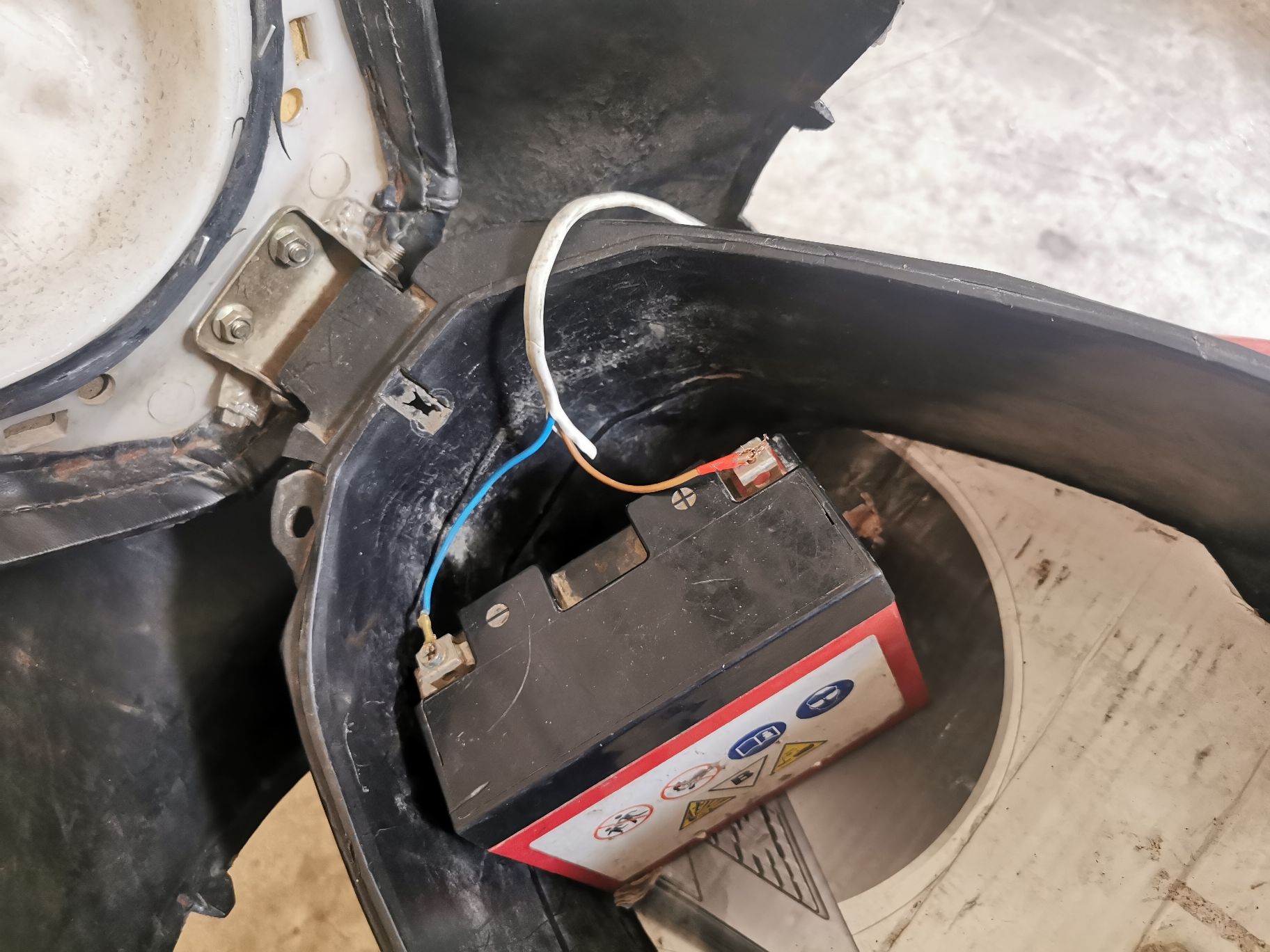 Akumulator wraz z nieoryginalną wiązką elektryczną.