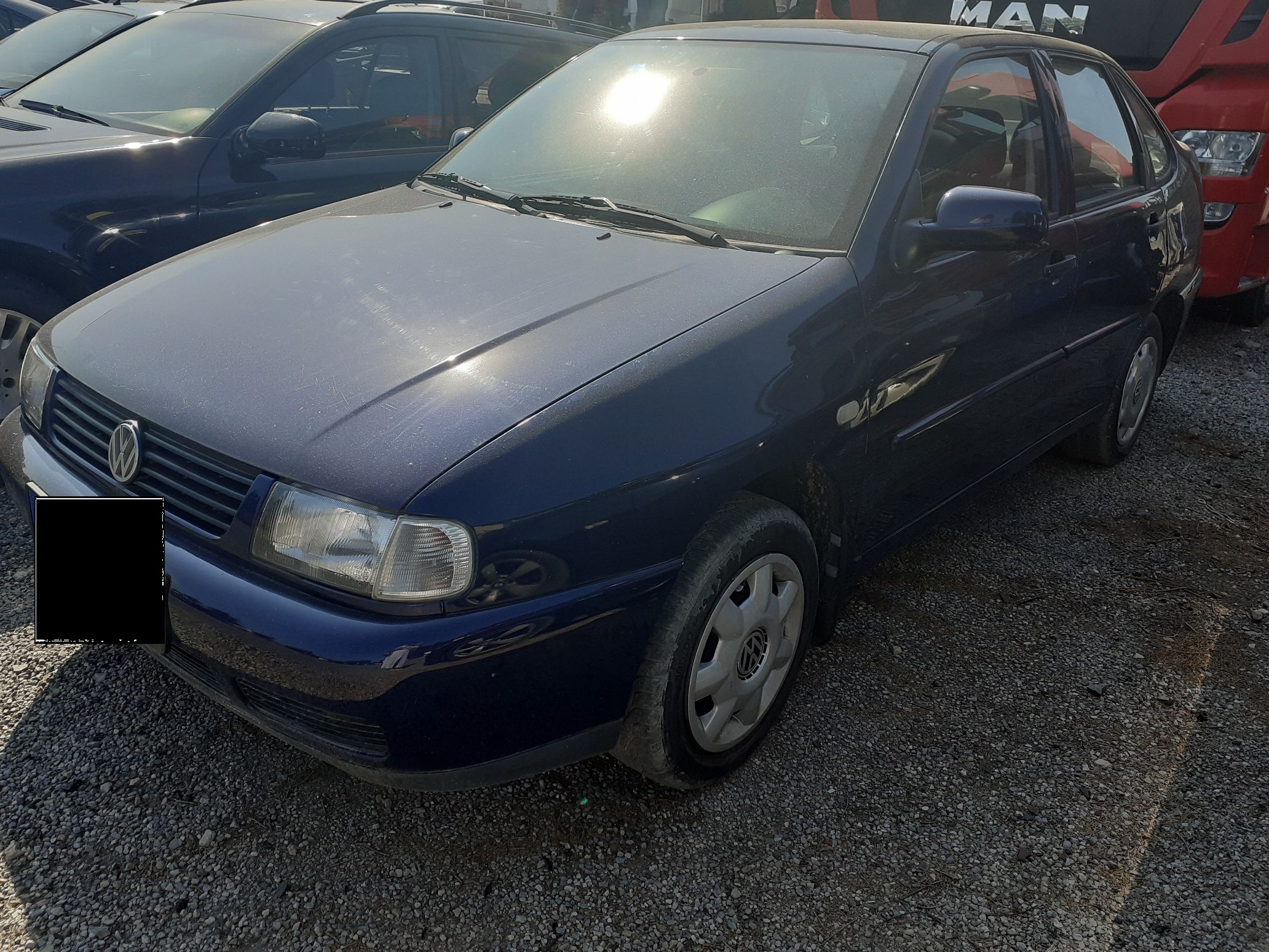 Granatowy Volkswagen Polo Classic widziany od strony lewego przodu