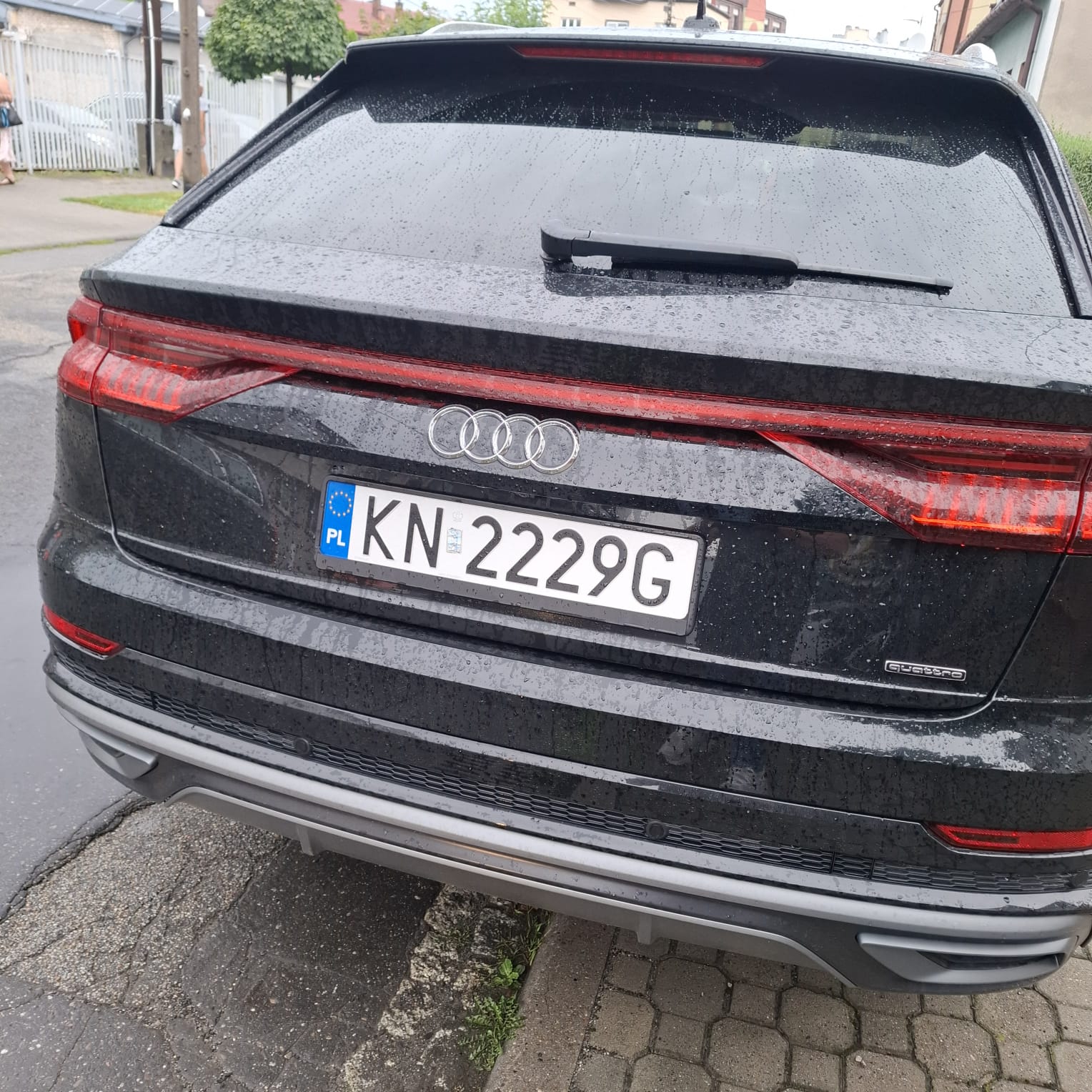 Tył czarnego samochodu Audi z polskim numerem rejestracyjnym.