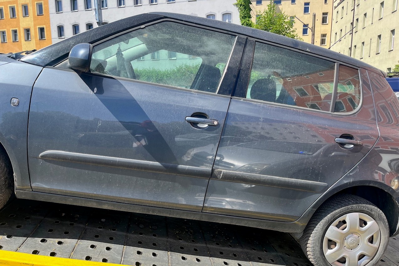Lewy bok samochodu Skoda Fabia.