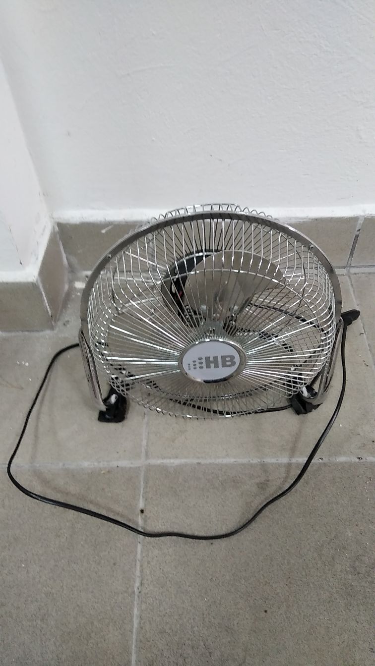 wentylator stołowy metalowy koloru srebrnego