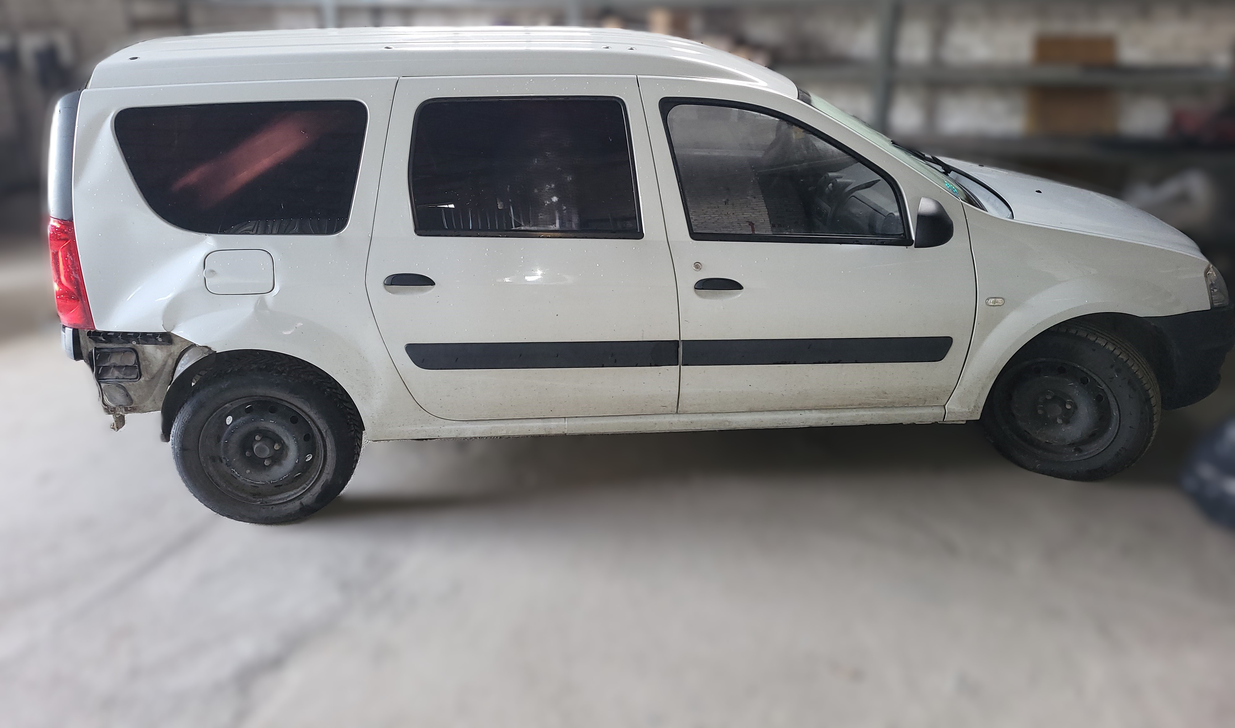 BOK OD STRONY PASAŻERA