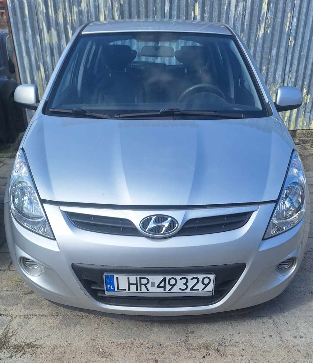 Samochód Hyundai i20 w kolorze szarym widoczny od przodu.