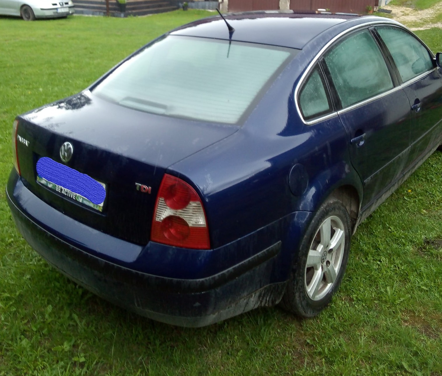 Granatowy samochód Volkswagen Passat widziany z tyłu