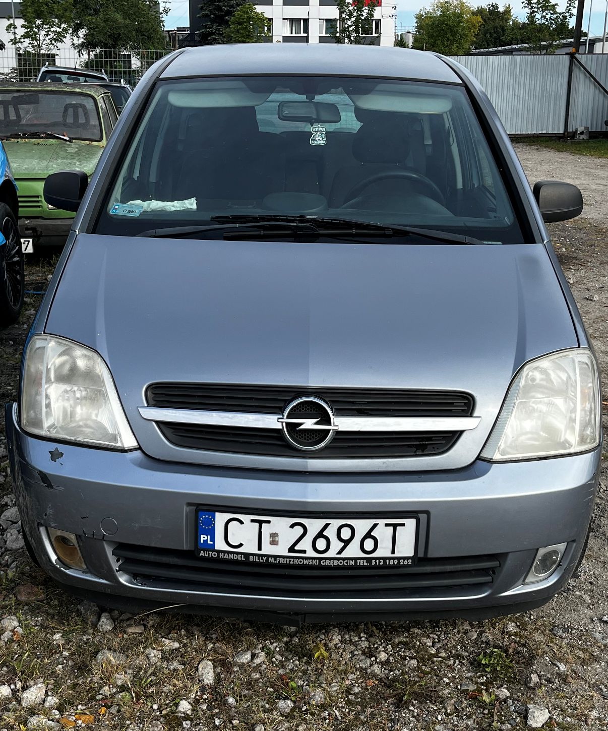 Zdjęcie OPLA MERIVY HATCHBACK widocznego z przodu.