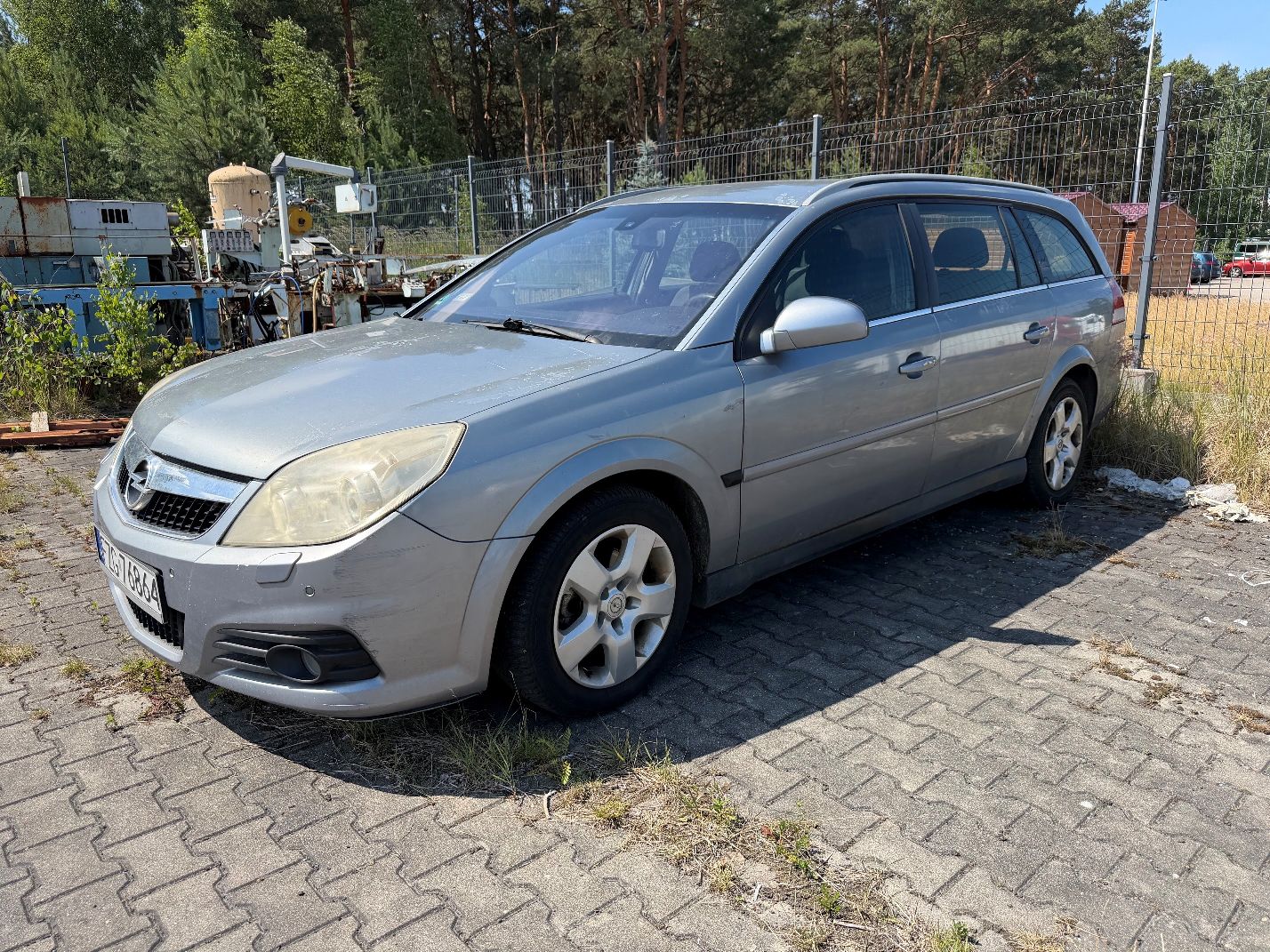 Szary Opel Vectra. Ujęcie lewego przodu.