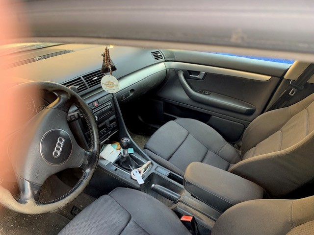 Widok na wnętrze samochodu osobowego marki Audi od strony kierowcy.