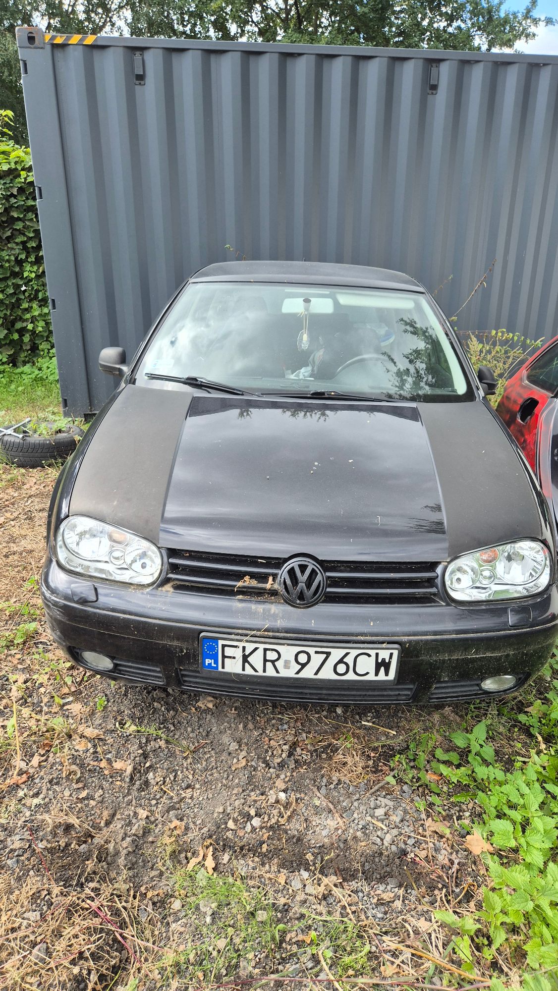 Przód pojazdu Volkswagen Golf, z widocznym nr rejestracyjnym FKR976CW, kolor czarny, szyby bez uszkodzeń.