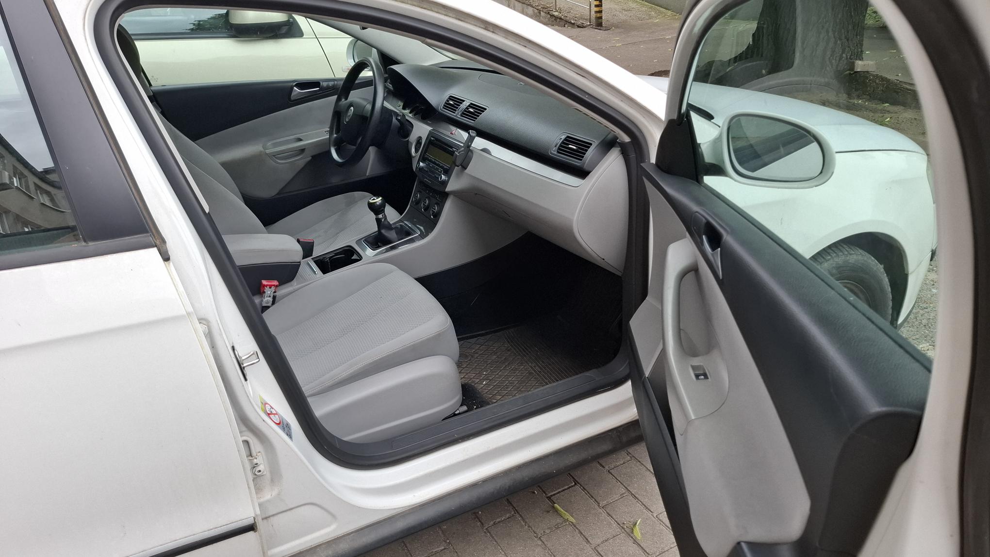wnętrze VW Passata od str. pasażera z widokiem na deskę rozdzielczą