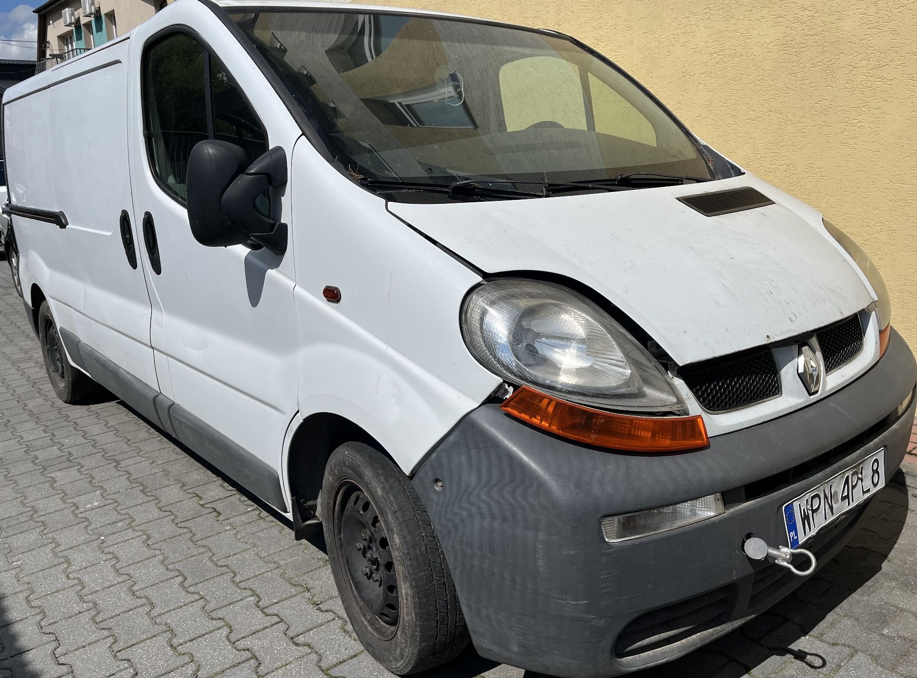 Część przednia, uszkodzony kierunkowskaz, brak możliwości zamknięcia pokrywy silnika.
