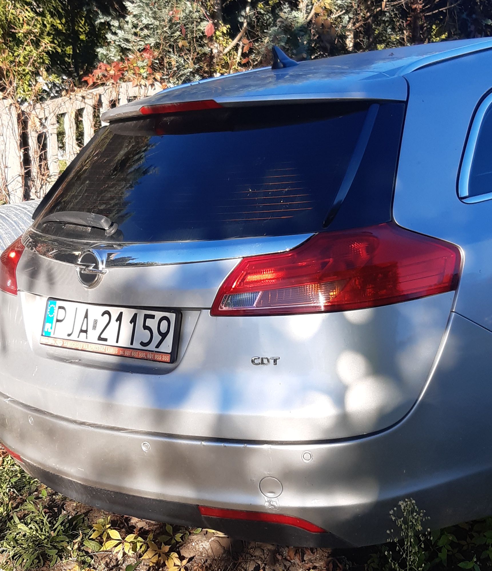 Tył srebrnego Opla Insignia kombi z widoczną tablicą rejestracyjną PJA 21159 oraz oznaczeniem silnika CDTI