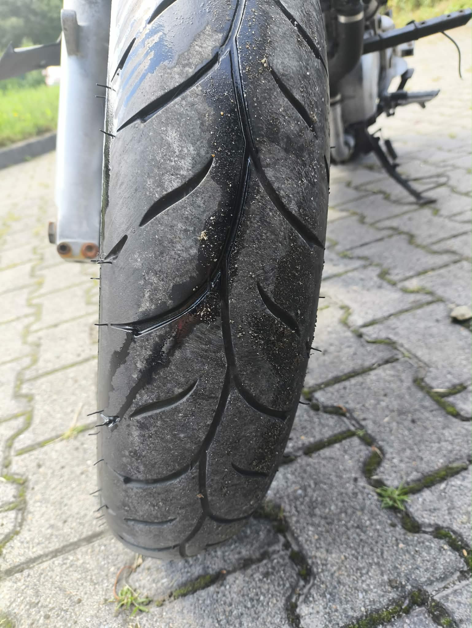 Zdjęcie opony motocykla.