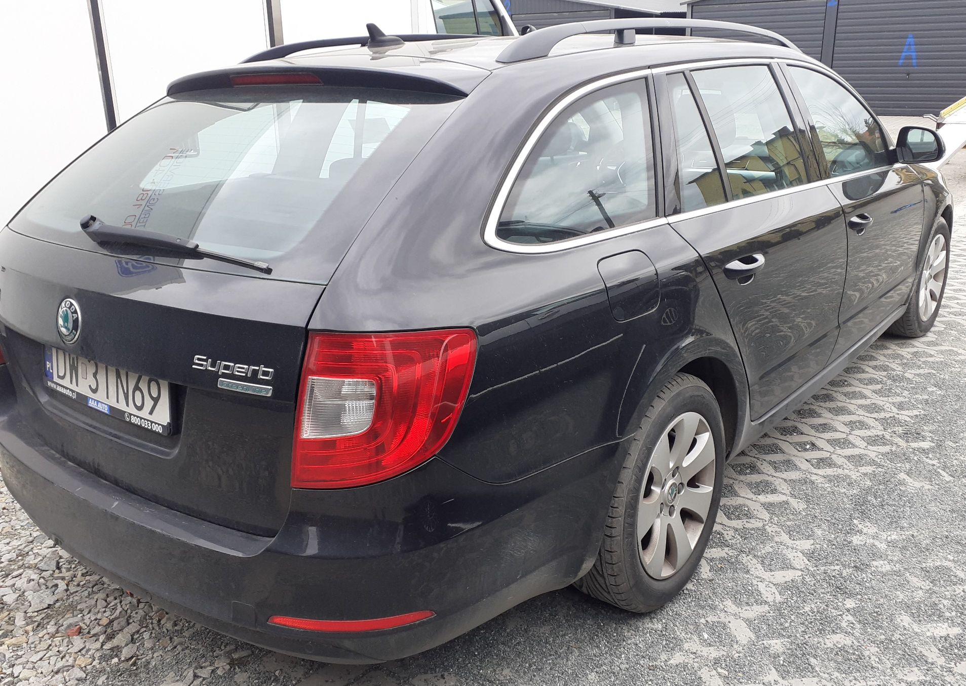 Tył auta oraz prawy bok bez widocznych uszkodzeń